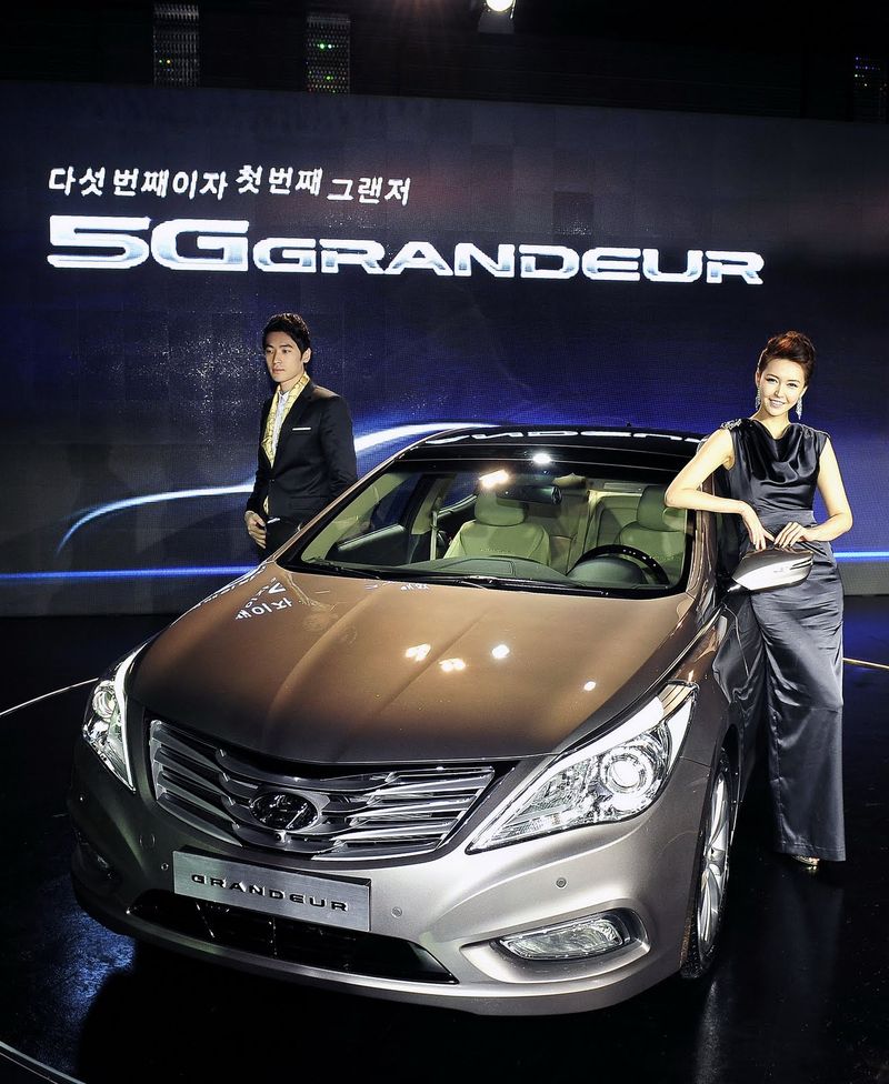       Azera,        «» .<br> <br>      Hyundai  450  ,    – 308 <br>  ,      3,5  .      <br>   HG   (4910   4815 ),  (1860  <br>  1820 ),     (1470   1480),   .<br> <br>  Hyundai Grandeur       Grand Glide,    <br>    , , «»  .    <br> 10-   ,      6,5   <br> (2845   2780 ).   ,        <br>   .<br> <br>       Hyundai   ,     . <br>            <br>  6-  ,   ,     . <br>    –  3,0-  V6  Lambda II  270  <br>  (310 ). ,   V6 Lambda II  3,5    Hyundai <br> SantaFe  .    2,4-  Theta II  201   <br> (250 ).<br> <br>    Hyundai Grandeur    (VDC),    , <br>  ,   ,       <br>   .   –  -,  «-»,  <br>   ,   « »,  , , <br>   Nappa,      , 14-  <br>  ,   .  ,   8-  <br>   ,       . ,   <br>   Blue Link,  .<br> <br>  Hyundai Grandeur ,  ,  :  1986     1,25 <br>  ,   980         270    . <br>         21,3  26,7  .     <br>  ,   .