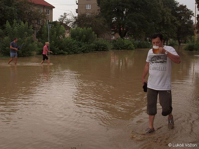 Люди, напивающиеся во время наводнения (30 фото)