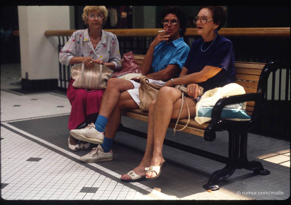 ss 110406 mall scenes 3smokers.ss full     1989 
