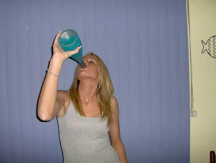 Девушки бухают не хуже мужиков )))