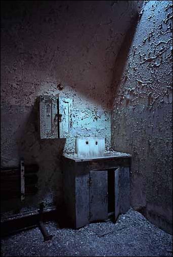 Заброшенная тюрьма (14 фотографий)