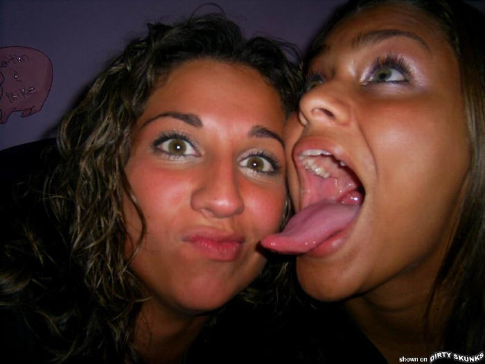 Девка с большим ртом. Девушка с языком. Две девушки показывают язык.