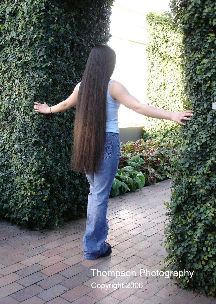 Почему длинный. Длинные волосы. Очень длинные волосы. Красивые девушки с длинными волосами. Девочка с длинными волосами.
