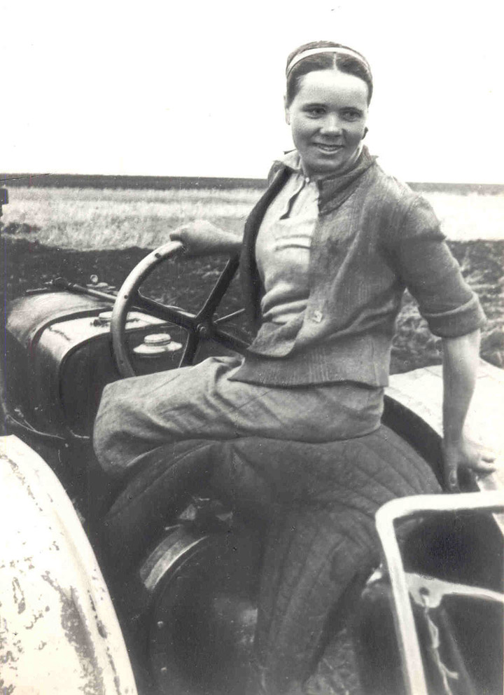 Создание первой в ссср женской тракторной. Советская трактористка. Советские женщины. Женщины трактористки в СССР.