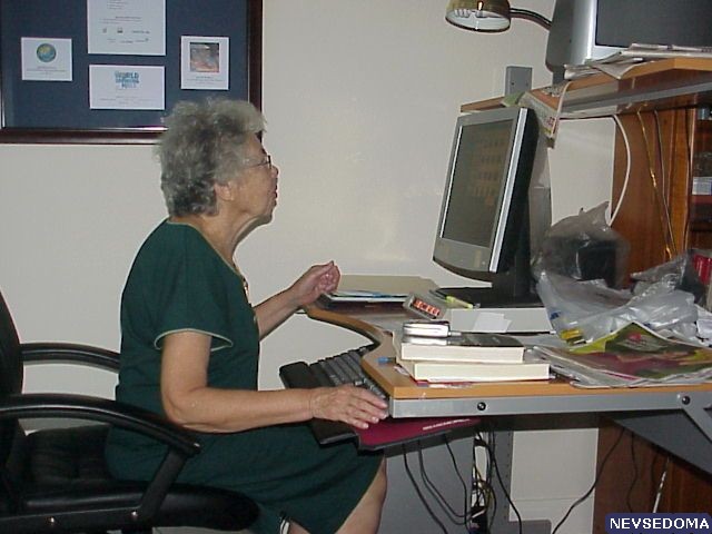 Пришла на старую работу. Бабуля за компьютером. Бабка и компьютер. Старая бабка за компом. Бабки за компьютером.