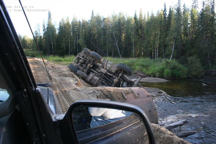 Урал, перевозивший пиво и упавший с моста, так и лежит на боку. Весь товар уже перегрузили и увезли, водитель Урала остался охранять машину. Спать ему приходится в разбитом кузове..