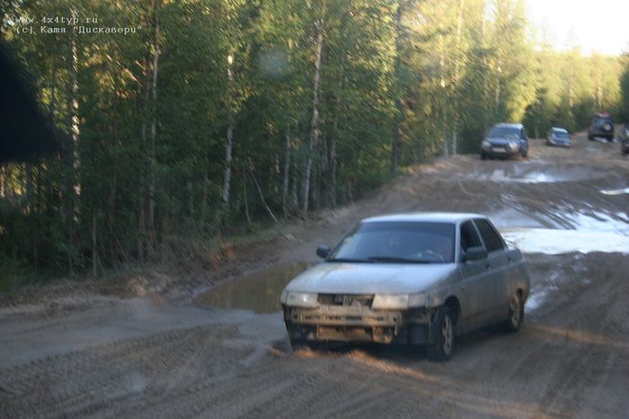 Навстречу идет плотный траффик. Останавливаемся поговорить, оказывается утром дорожники разровняли грейдером два самых засадных участка и пропустили большую колонну фур. Но практически все легковушки несут потери в этих засадах