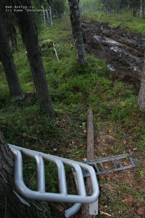 На обьезде одного из разбитых участков следы борьбы с болотом и тайгой. Даже на этом обьезде в одиночку нечего делать без лебедки.