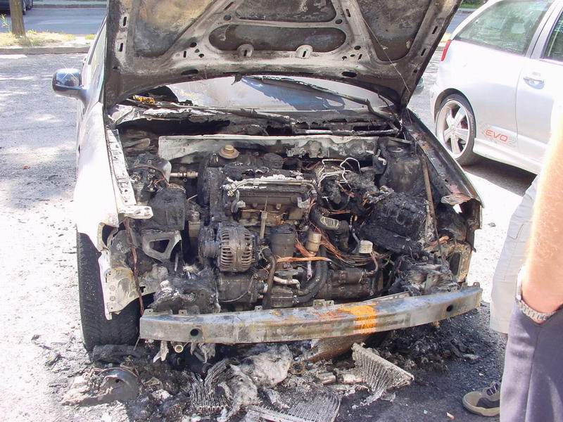 Автомобиль после пожара. Сгоревший двигатель автомобиля. Выгорел моторный отсек. Сгорел моторный отсек. Возгорание в моторном отсеке автомобиля.