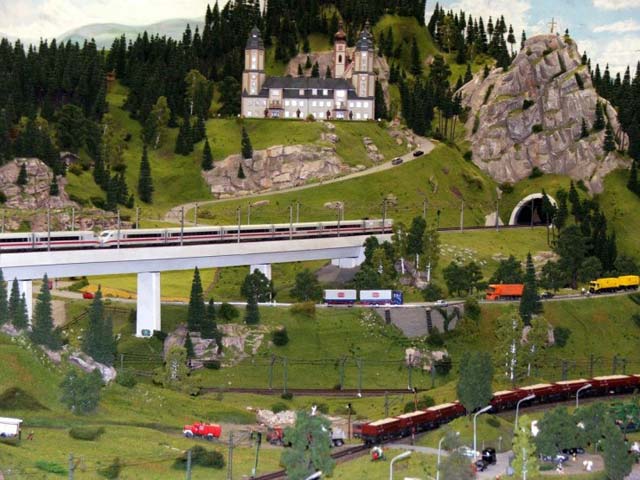 Самая большая в мире модель железных дорог (24 фотографии)