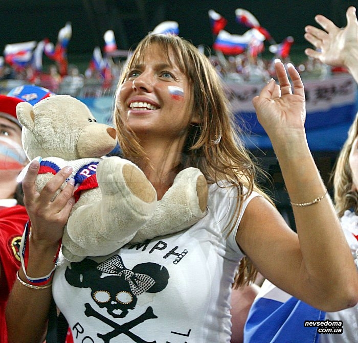 Russian fans. Российская футбольная болельщица 2008 евро. Прикольная болельщица. Российские болельщицы футбола смешное. Прикольные фото российских болельщиков.