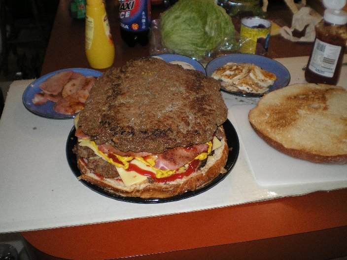 Голодный 20. Мега гамбургер. Мега большой бургер. Гигантский гамбургер. Бургер с яйцом в Мегабургер.