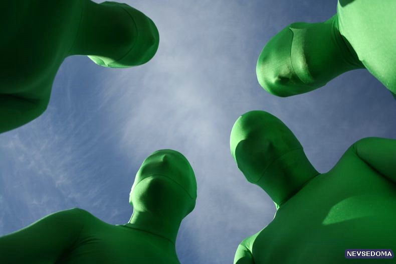Семь зеленых людей. Зеленые человечки. Четыре зеленых человечка. Группа зеленых человечков. Ассоциации с зелеными человечками.