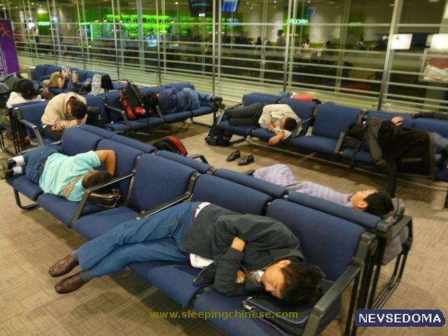 Поспать в москве. Люди спят в аэропорту. Спящие люди. Спящие в аэропорту. Спящие люди в аэропорту.