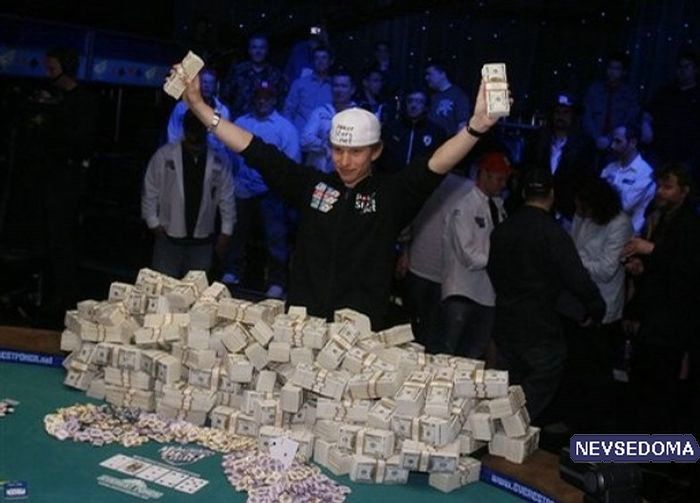 Фабрика денег игра много денег. Куча денег Покер. Много денег Покер. Ринг и куча денег. Много денег Покер Швейцария.