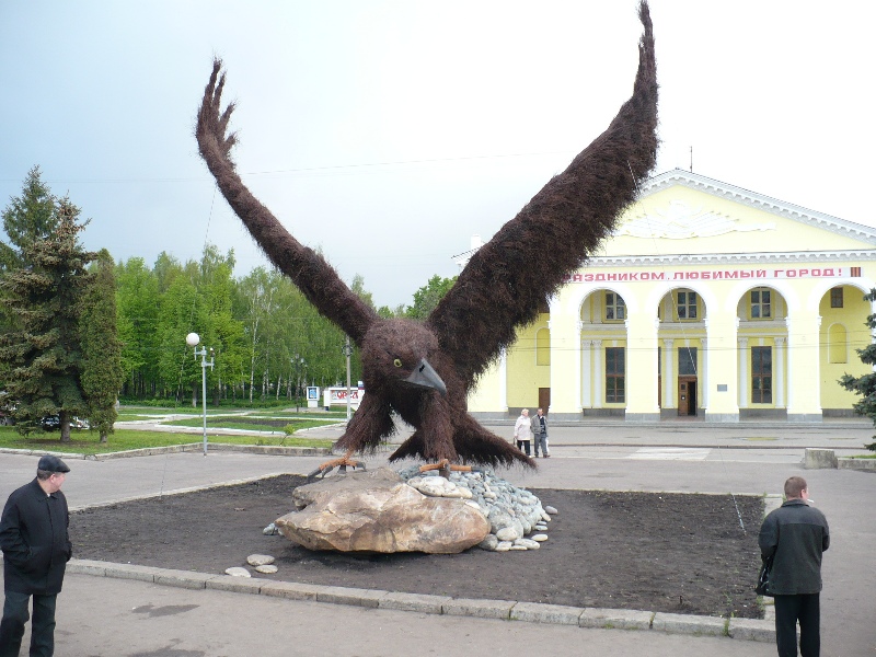 Размер орла город. Памятник Орлу в Орле. Скульптура орла в городе Орел. Город Орел 2002 год. Статуя орла в Орле на вокзале.