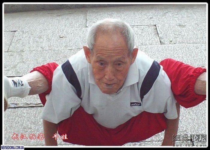 Дедушка 10 часов. Дед спорт. Спортивный дедушка. Дед гимнаст. Дед спортсмен 80 лет.