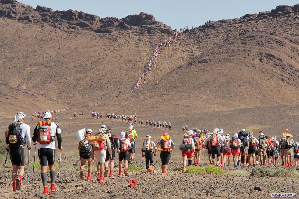 Пустынные бега. Марафон дес Саблес. Песчаный марафон в Марокко. Марафон в пустыне. Бег в пустыне.