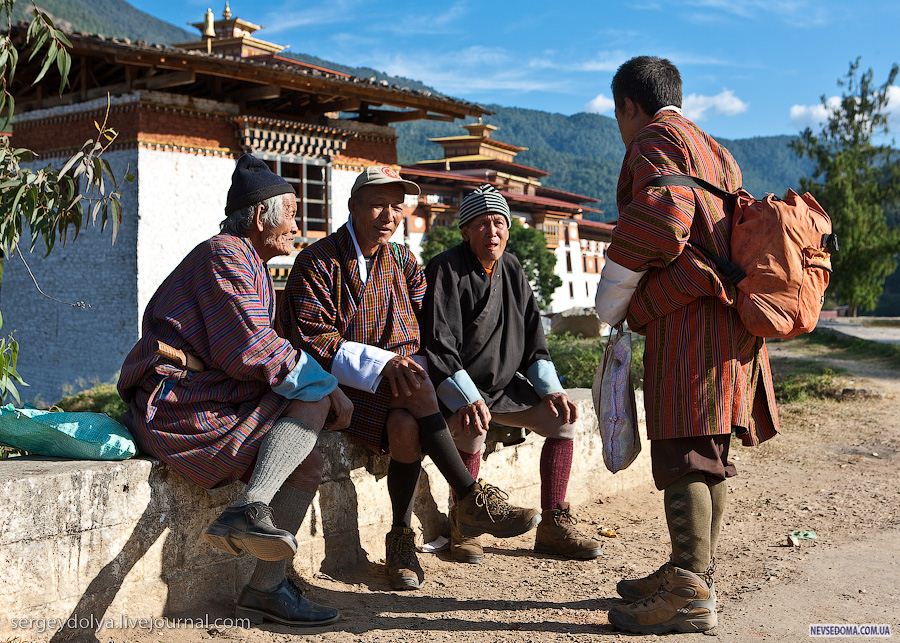 Бутан счастье. Туристы в бутане. Бутан монахи. Бутан люди. Бутан Страна счастья.