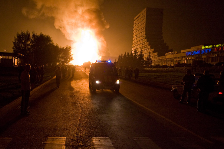 3 взрыва ночью. Взрыв газа на Озерной 2009. Взрыв газопровода в Москве 2009. Пожар газопровода в Москве 2009 год. Авария на газопроводе в Москве 2009 год.