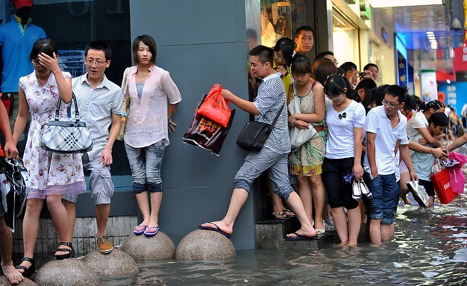 Старые видео китайские. Китай люди на улице. Китайцы фото.