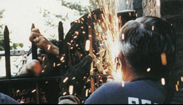 Через забор хотел перелезть