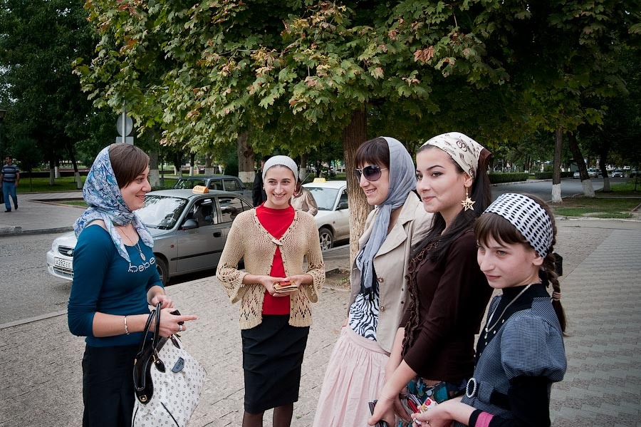 Как одеваться в грозном. Чеченские девушки. Чеченские девушки в Грозном. Грозная женщина. Чеченские девушки на улицах.