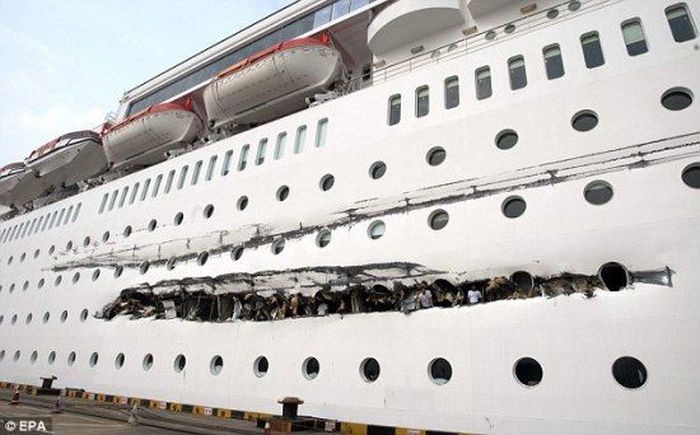 Столкновение кораблей (4 фото)