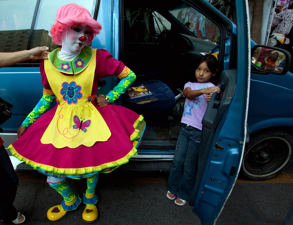 Превратился в клоуна. Клоунский автомобиль. Парад клоунов. Клоунский стиль в одежде. Мексиканский клоун.