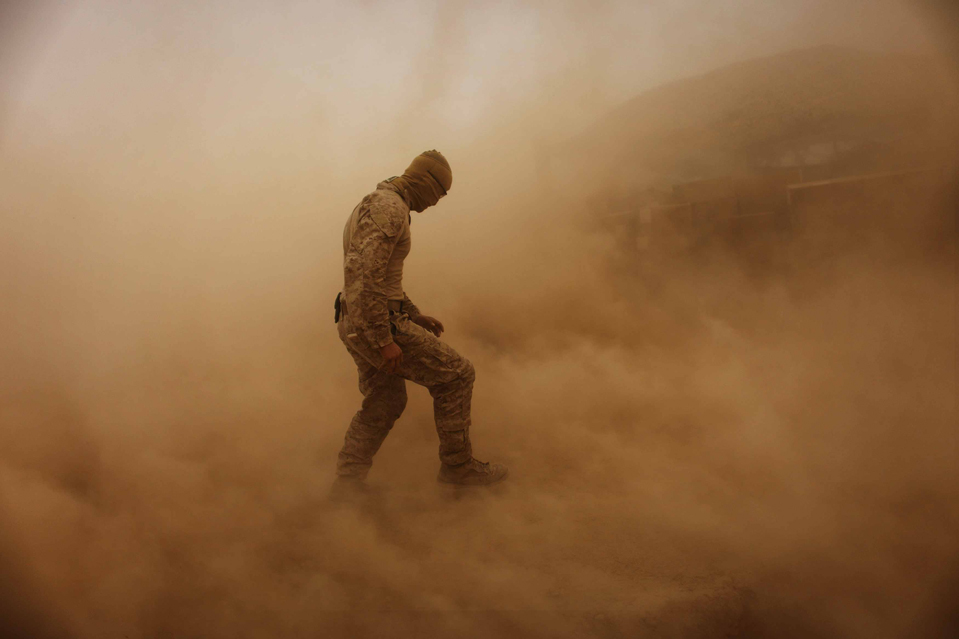 Новый клип светлая солдат. Солдат в пустыне. Солдат в тумане. Солдат со спины. Уходящий солдат.