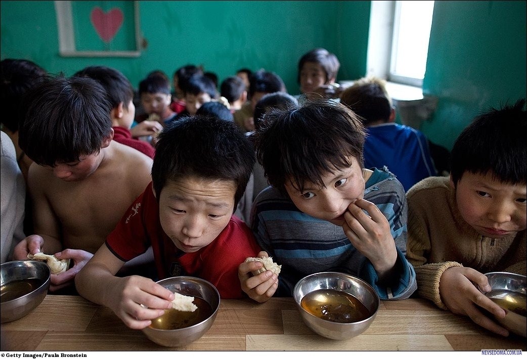 Школа голодным. Беспризорные дети картинки. Голодные дети Кыргызстана.