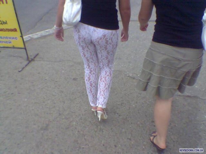 Мальчик увидел трусы. Женщины в прозрачных брюках на улице. Прозрачные белые штаны на улице. Женщины в прозрачных брюках. Штаны просвечивают на улице.
