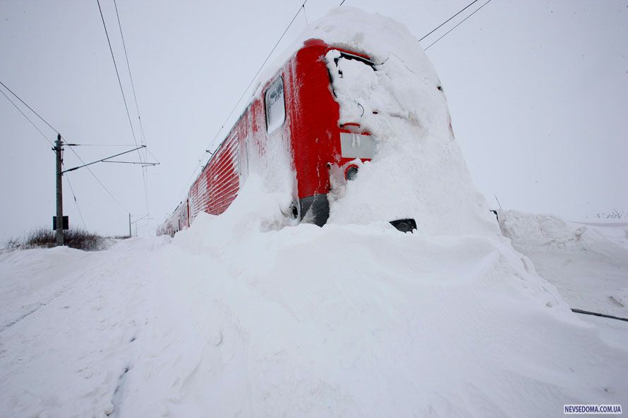 Поезд снежные заносы. Снежные заносы на железных дорогах. Поезд в снегу. Сугробы на железной дороге. Поезд в сугробе.