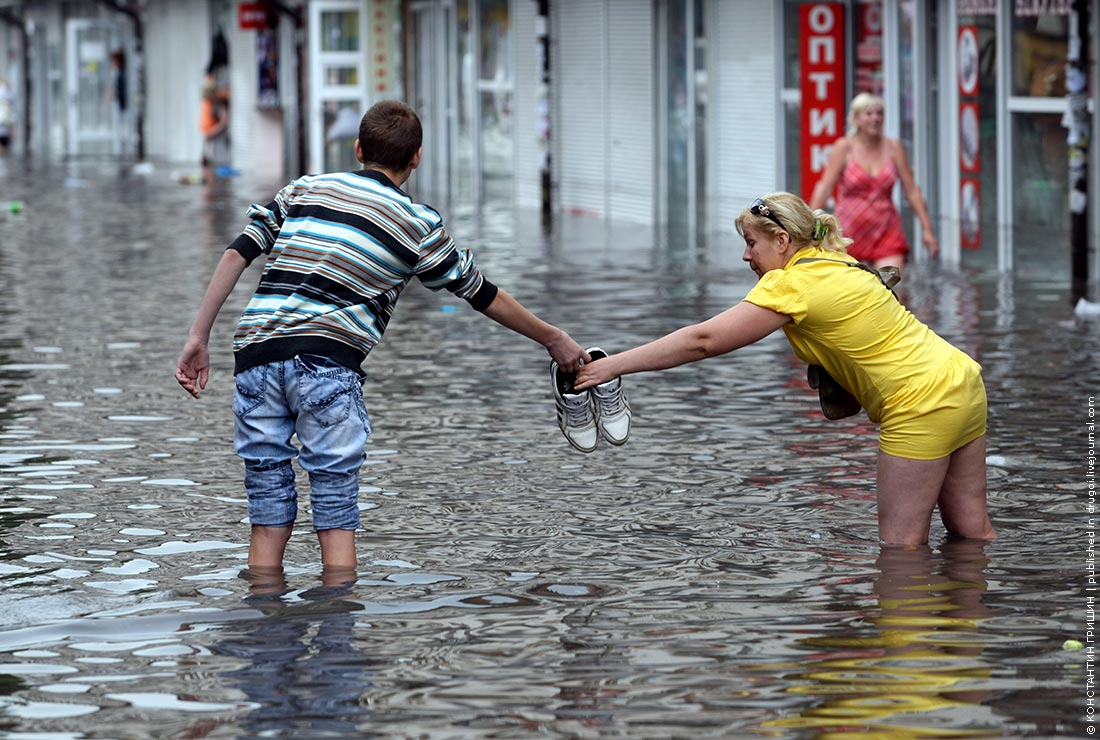 Нужен большой дождь. Ливень. Наводнение в Киеве. Дождевые наводнения. Огромный ливень.