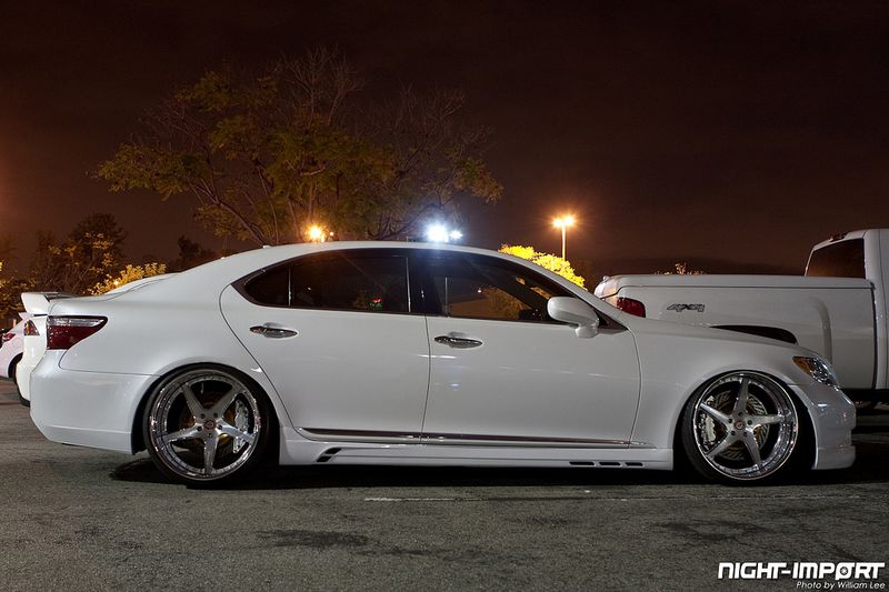 Большая тюнинг-тусовка собралась на открытии фургонов фастфуда (89 фото)