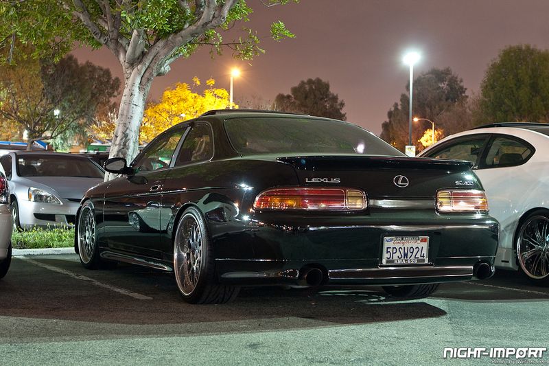 Большая тюнинг-тусовка собралась на открытии фургонов фастфуда (89 фото)