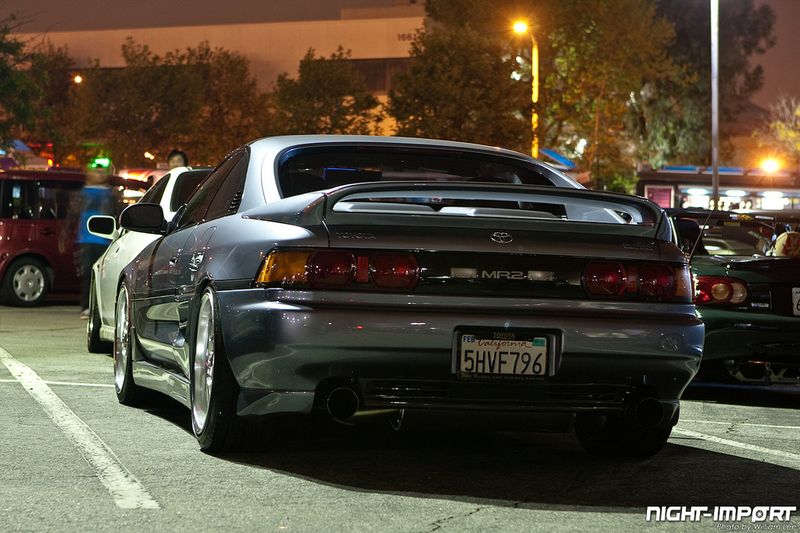 Большая тюнинг-тусовка собралась на открытии фургонов фастфуда (89 фото)