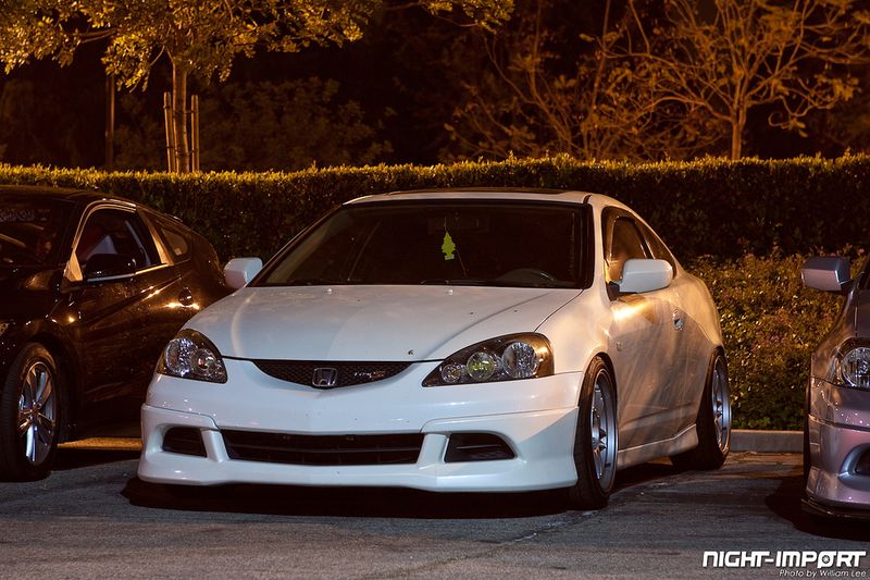 Большая тюнинг-тусовка собралась на открытии фургонов фастфуда (89 фото)