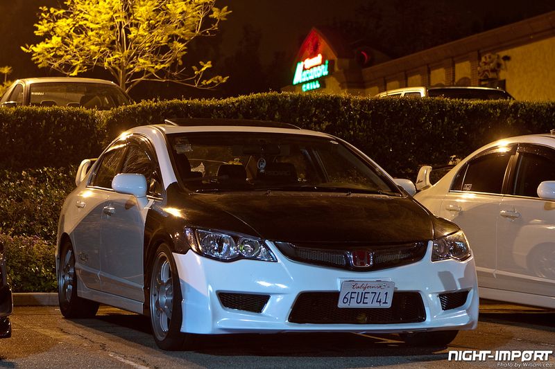 Большая тюнинг-тусовка собралась на открытии фургонов фастфуда (89 фото)