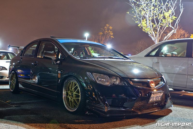 Большая тюнинг-тусовка собралась на открытии фургонов фастфуда (89 фото)