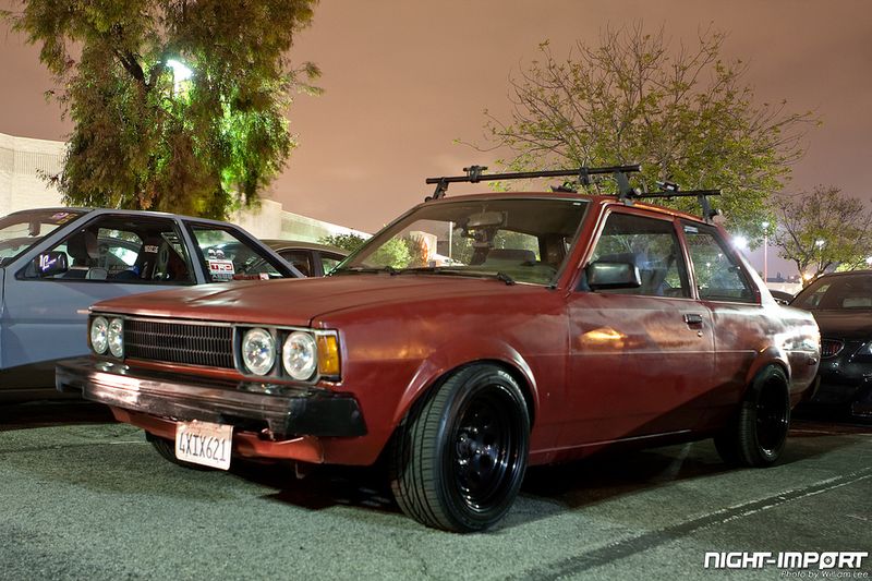 Большая тюнинг-тусовка собралась на открытии фургонов фастфуда (89 фото)