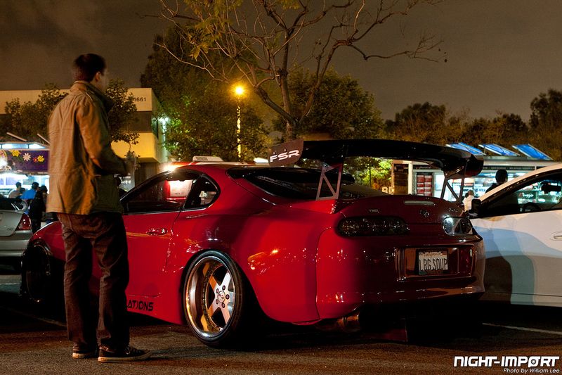 Большая тюнинг-тусовка собралась на открытии фургонов фастфуда (89 фото)