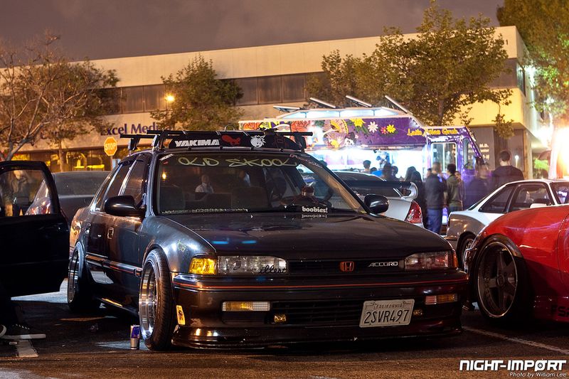 Большая тюнинг-тусовка собралась на открытии фургонов фастфуда (89 фото)