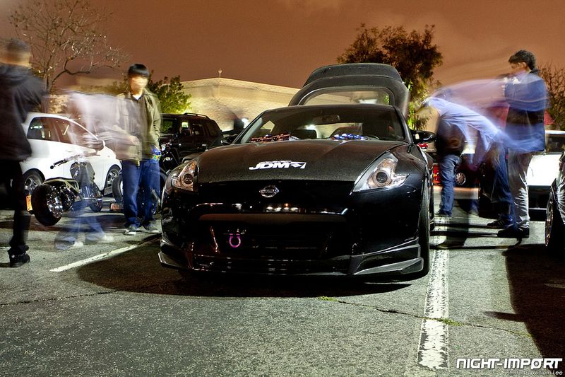 Большая тюнинг-тусовка собралась на открытии фургонов фастфуда (89 фото)