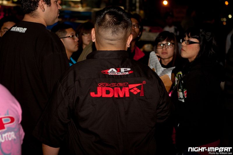 Большая тюнинг-тусовка собралась на открытии фургонов фастфуда (89 фото)