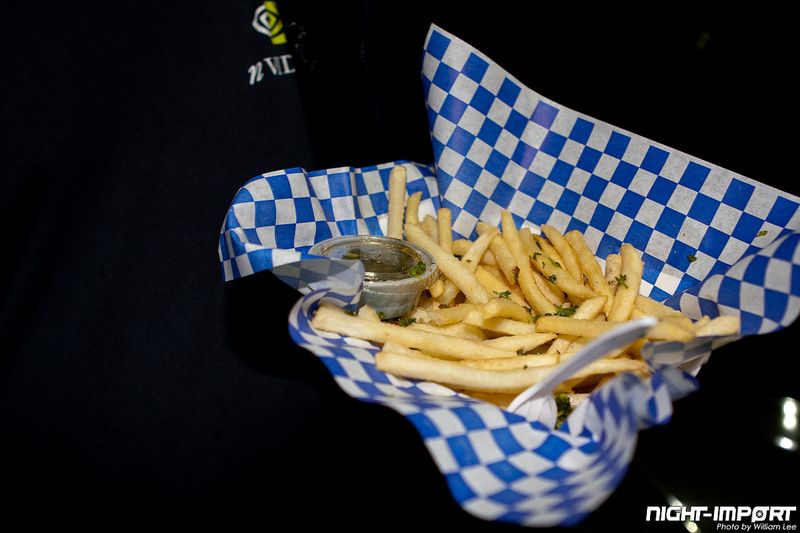 Большая тюнинг-тусовка собралась на открытии фургонов фастфуда (89 фото)