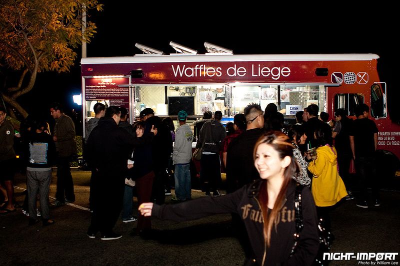 Большая тюнинг-тусовка собралась на открытии фургонов фастфуда (89 фото)