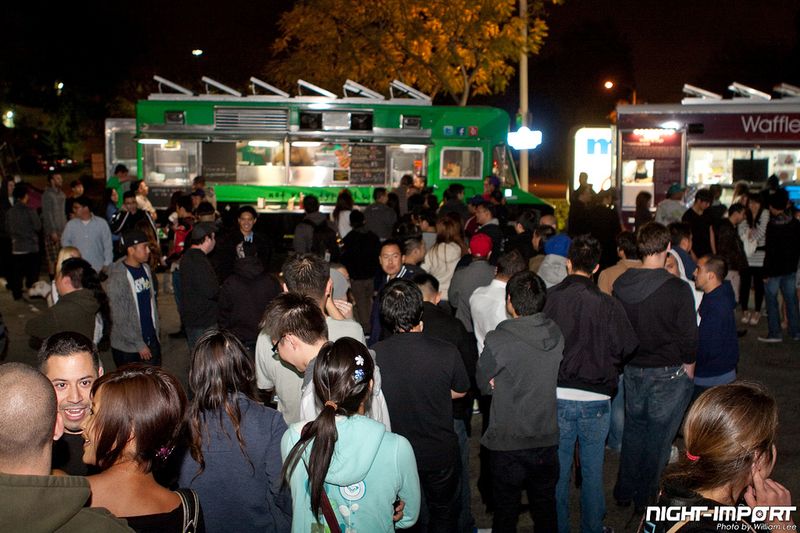 Большая тюнинг-тусовка собралась на открытии фургонов фастфуда (89 фото)