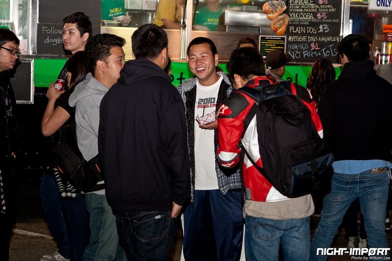 Большая тюнинг-тусовка собралась на открытии фургонов фастфуда (89 фото)