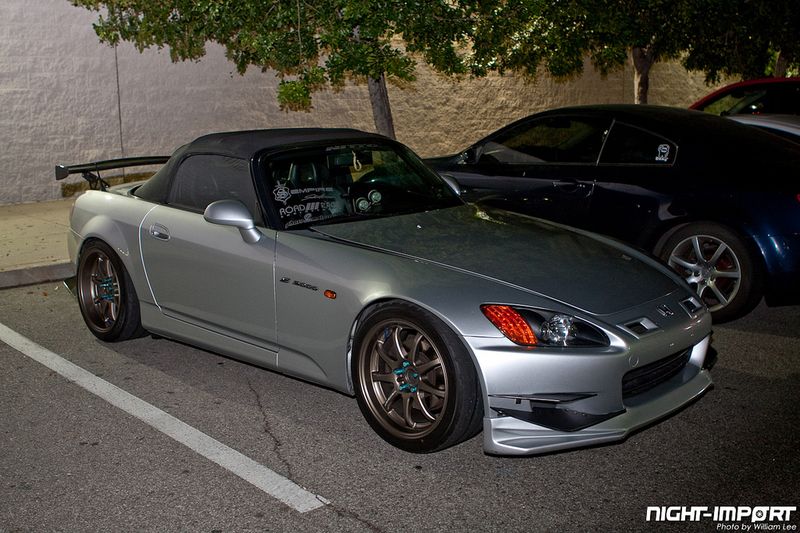 Большая тюнинг-тусовка собралась на открытии фургонов фастфуда (89 фото)